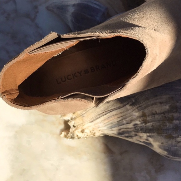 Lucky 🍀 Brand Pull On Tan Suede Ankle Boots Size 7 - Picture 16 of 16